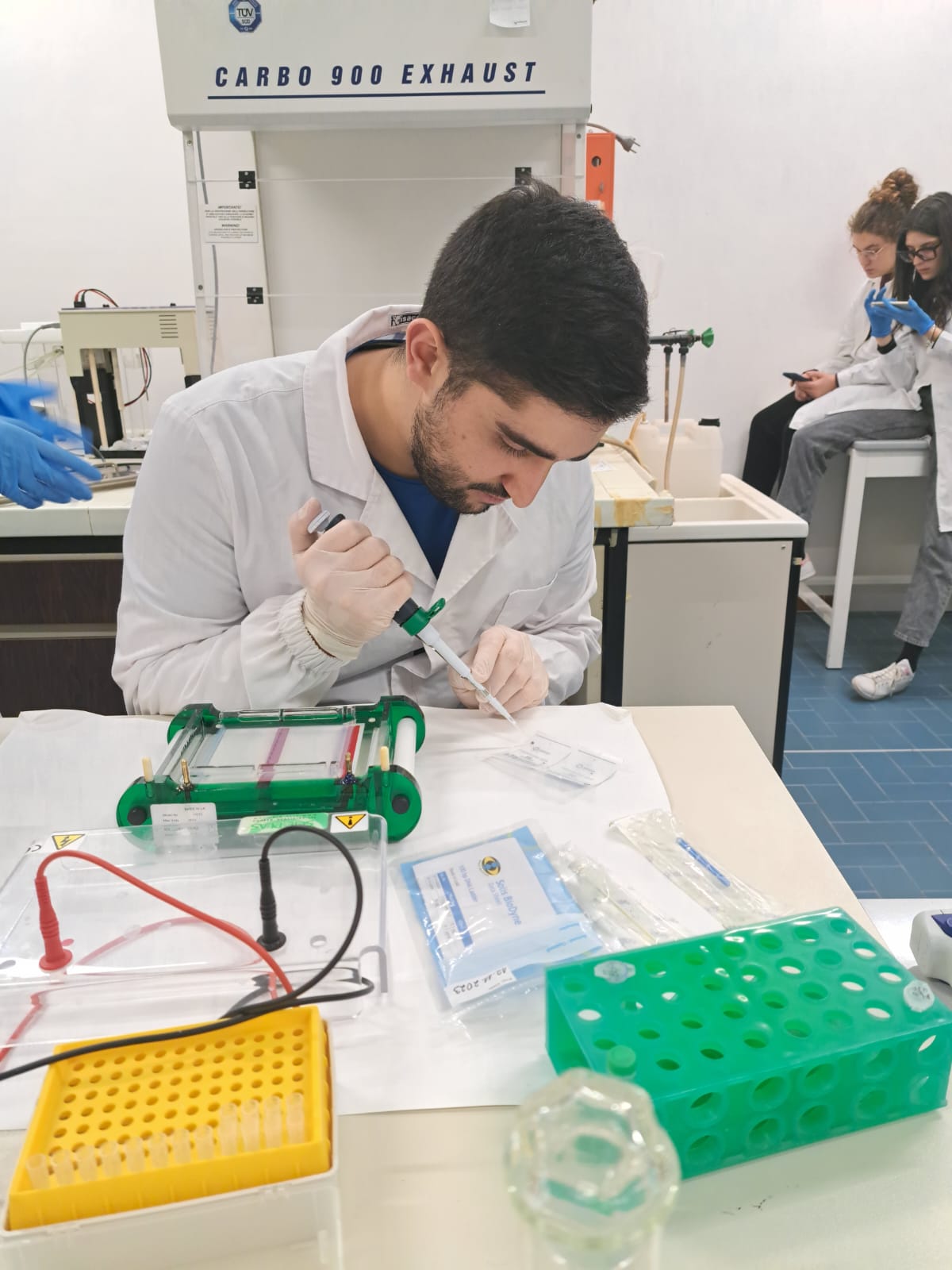 Studente di Medicina veterinaria dell'Università di Sassari impegnato nei Clinical rounds