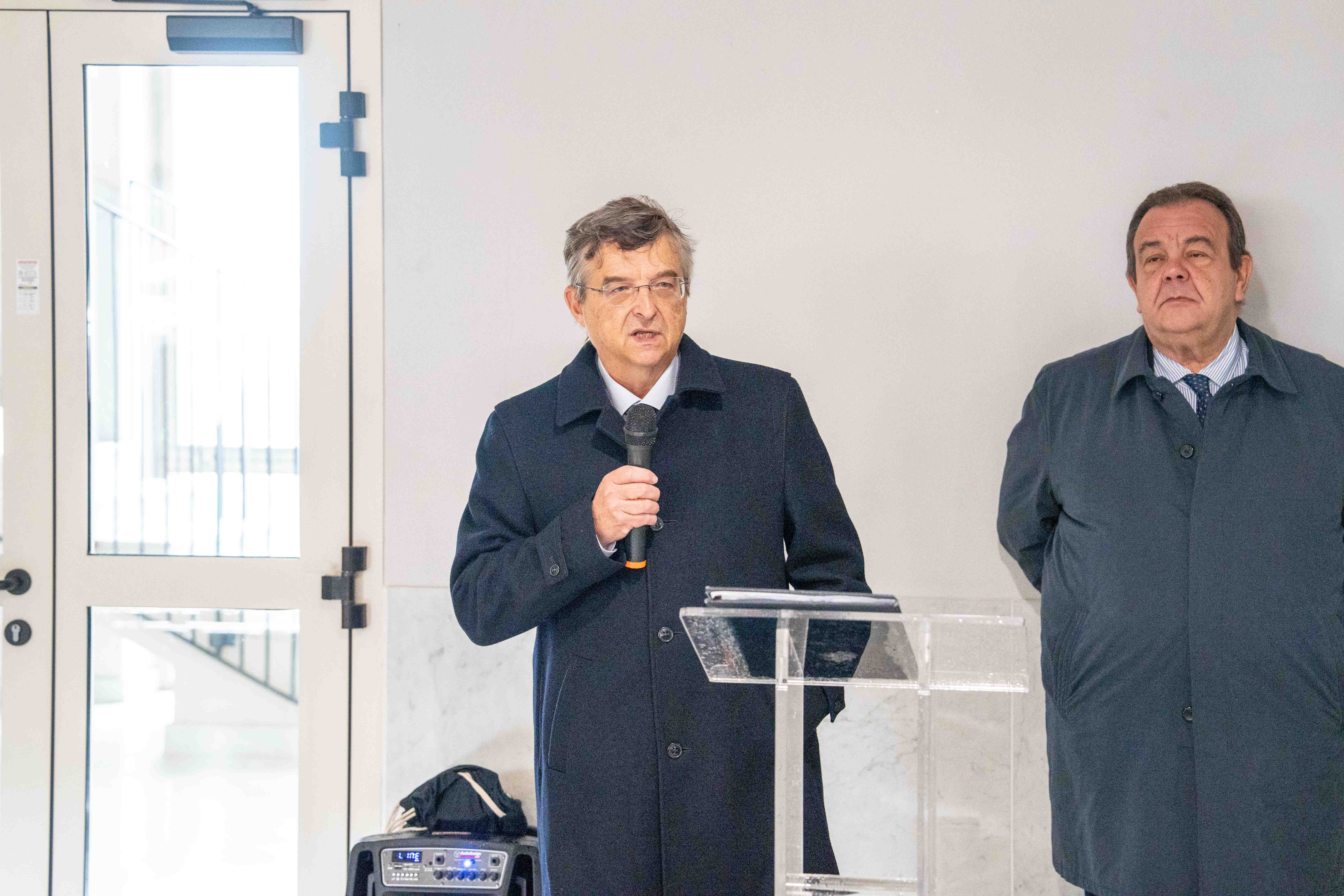 Il Direttore del dipartimento di Medicina Veterinaria durante la cerimonia di piantumazione di un ulivo dedicato a Rita Mazzette