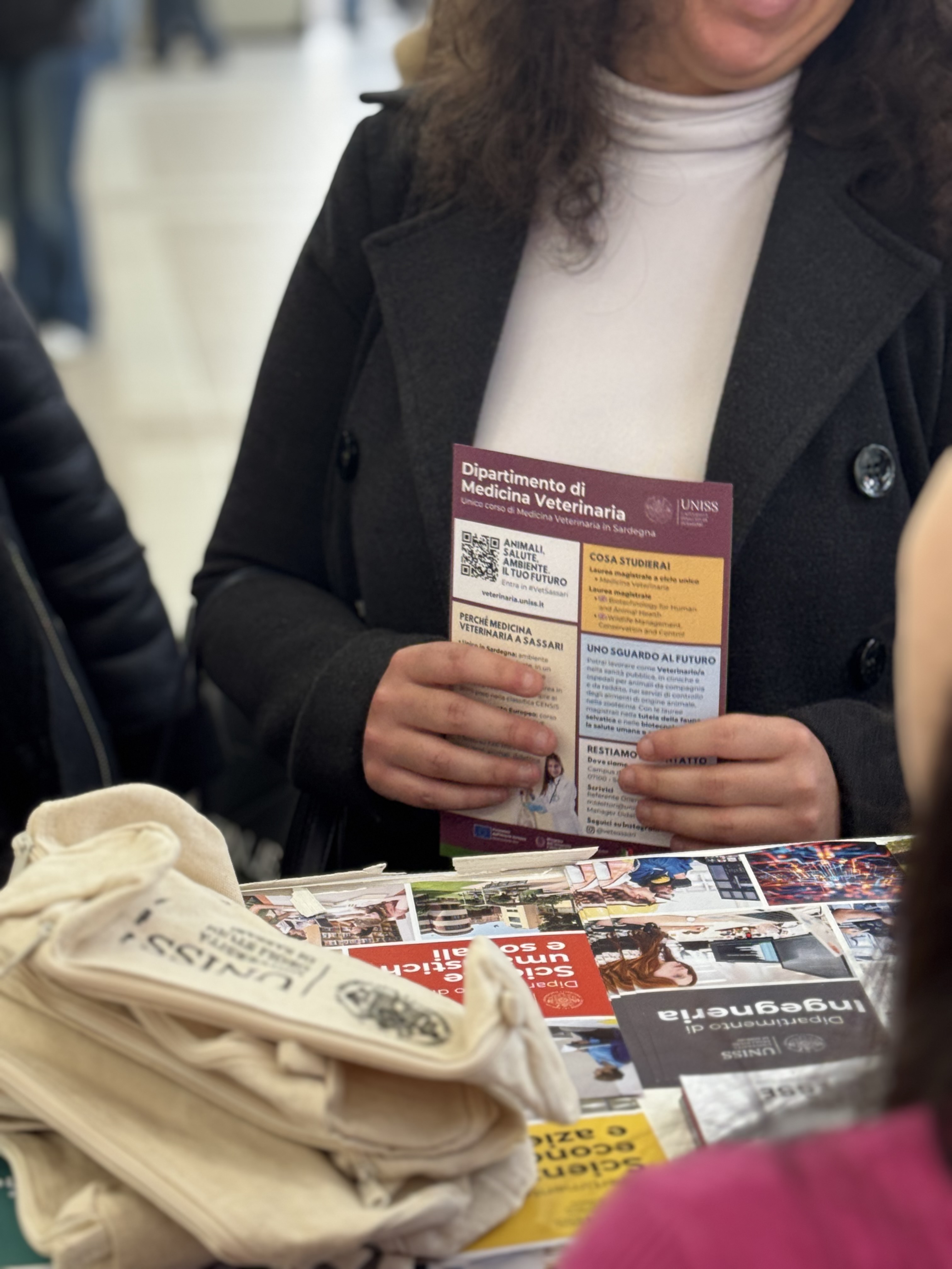 Una studentessa con in mano la brochure del Dipartimento di Medicina veterinaria
