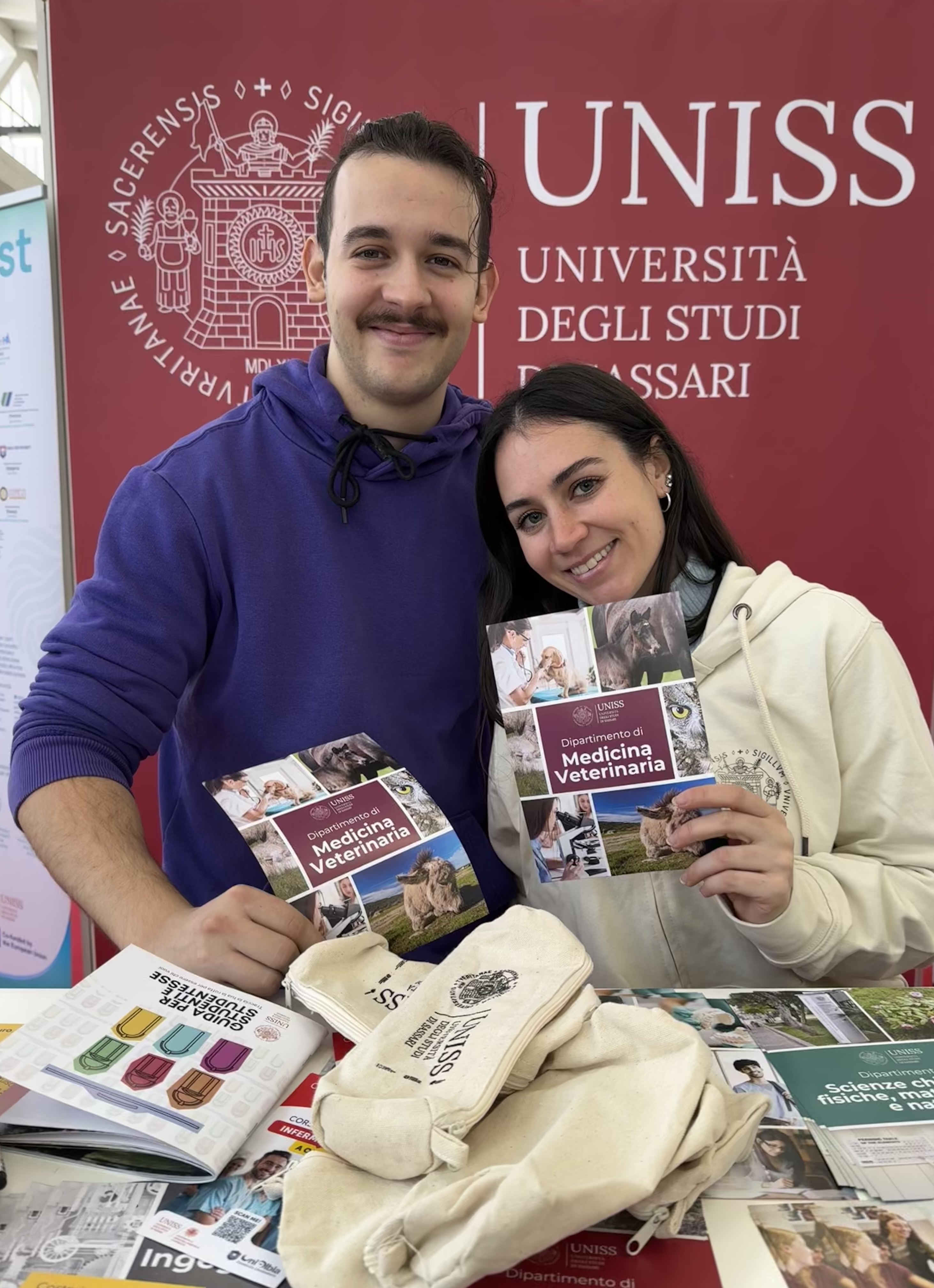 I tutor del Dipartimento di Medicina Veterinaria allo stand Uniss durante il Salone dello Studente