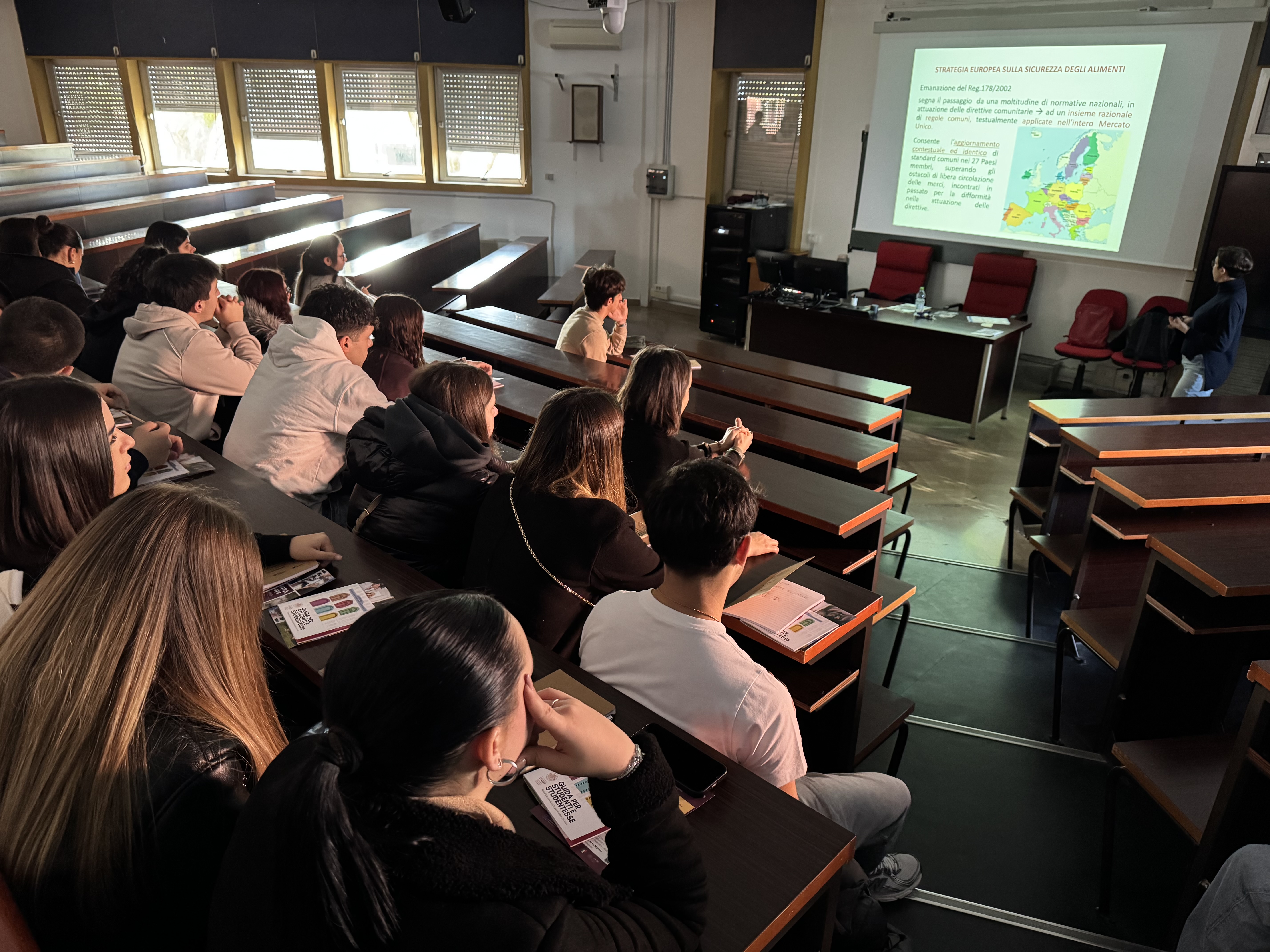 Aula del Dipartimento di Medicina Veterinaria dell'Università di Sassari con studenti durante presentazione informativa: slide proiettate e confronto sul percorso di studi in veterinaria