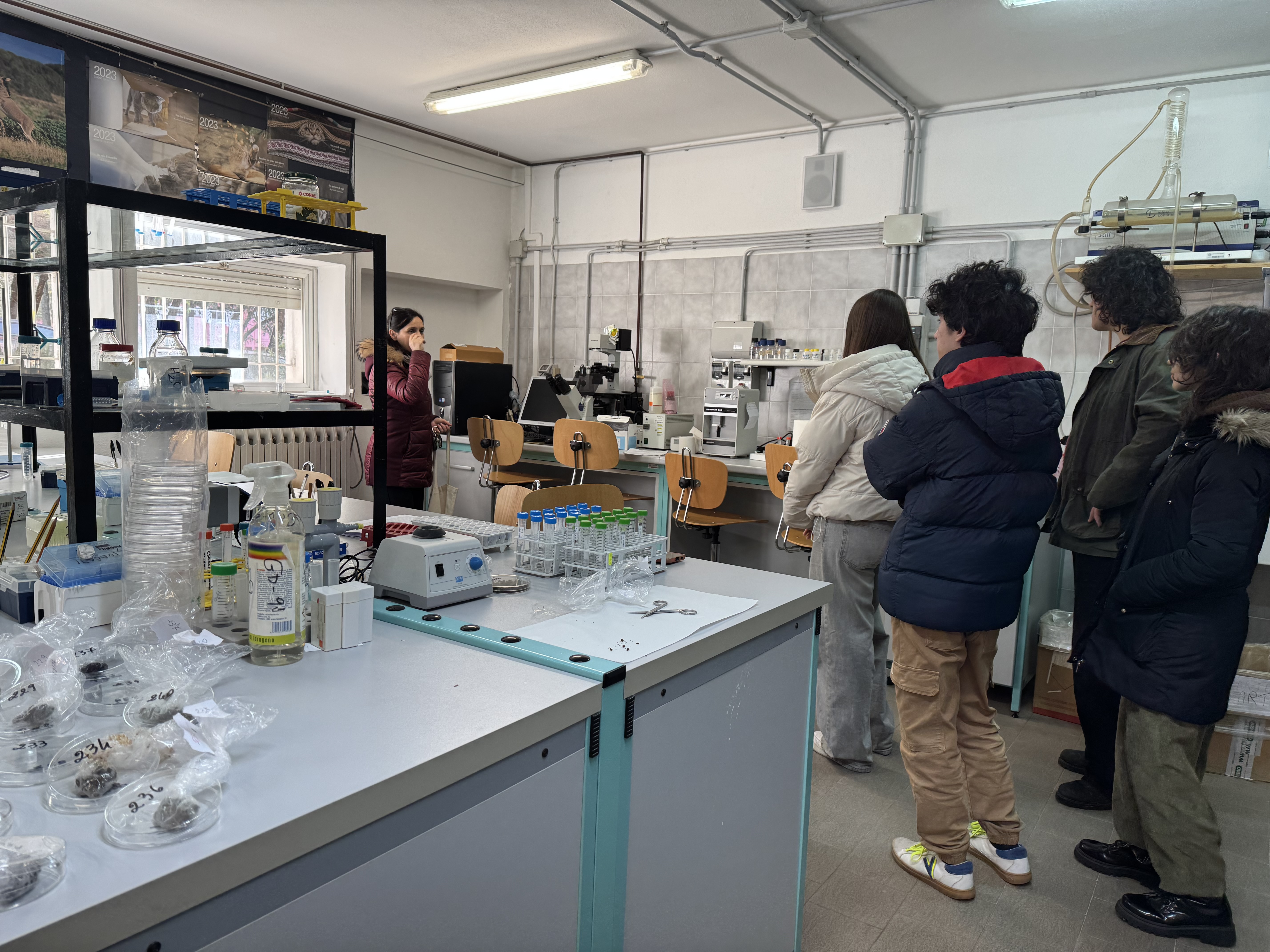 Gruppo di studenti in visita in uno dei laboratori presenti nel Dipartimento di Medicina Veterinaria dell'Università di Sassari