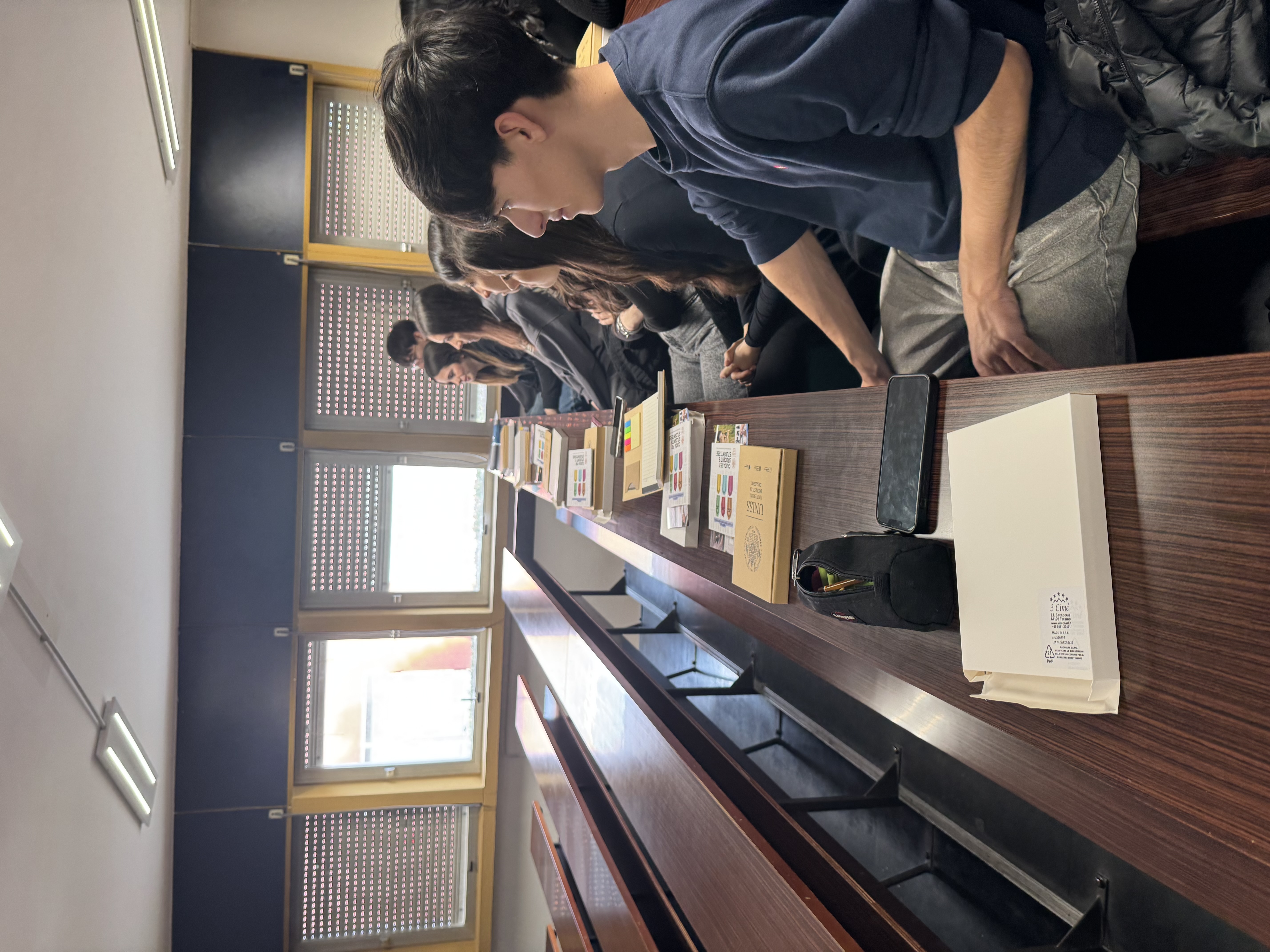 Studenti seduti in aula universitaria al Dipartimento di Medicina Veterinaria di Sassari durante un incontro di orientamento e presentazione corsi.