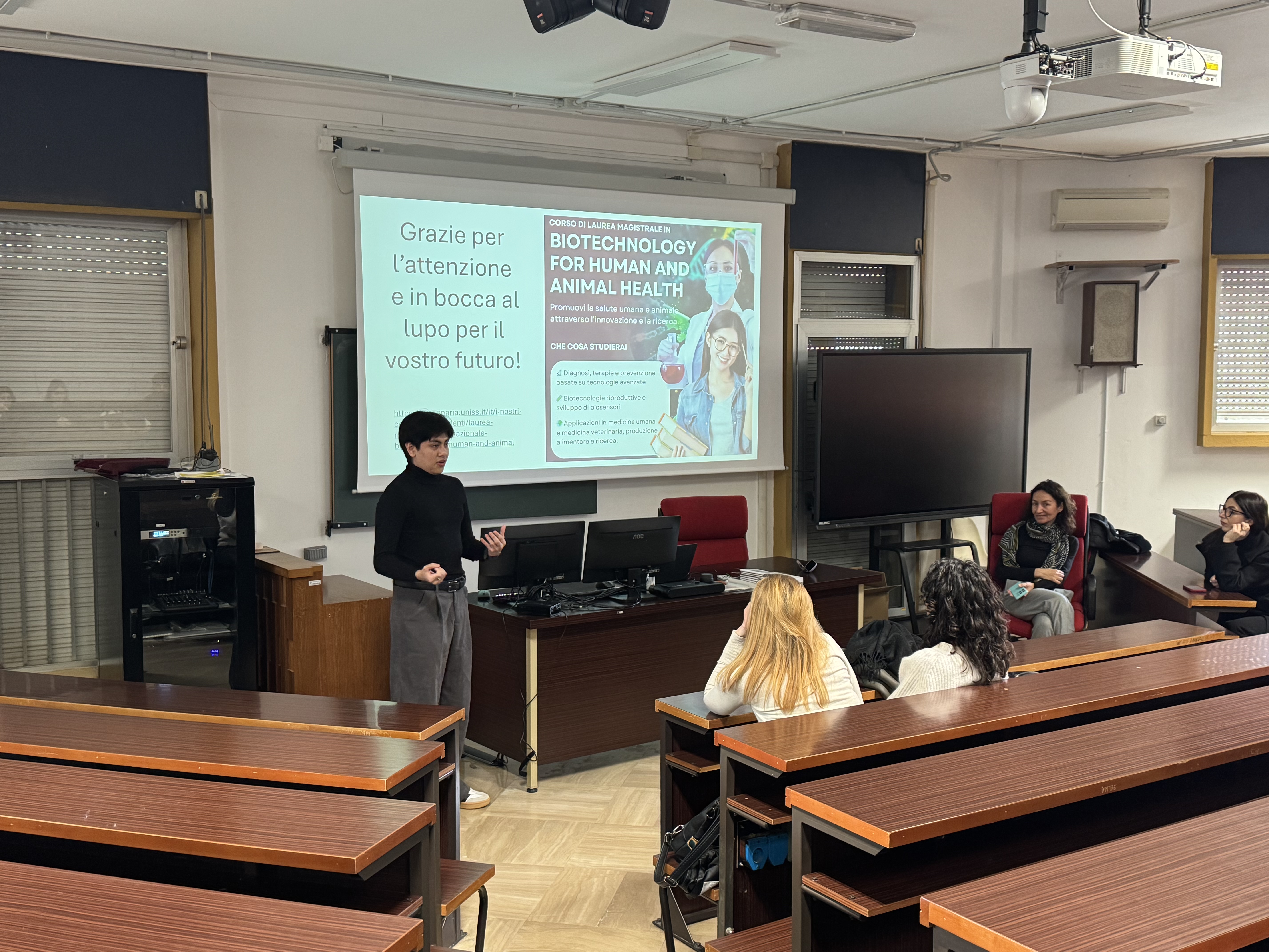 Presentazione in aula al Dipartimento di Medicina Veterinaria di Sassari con slide sul corso di Biotecnology for Human and Animal Health