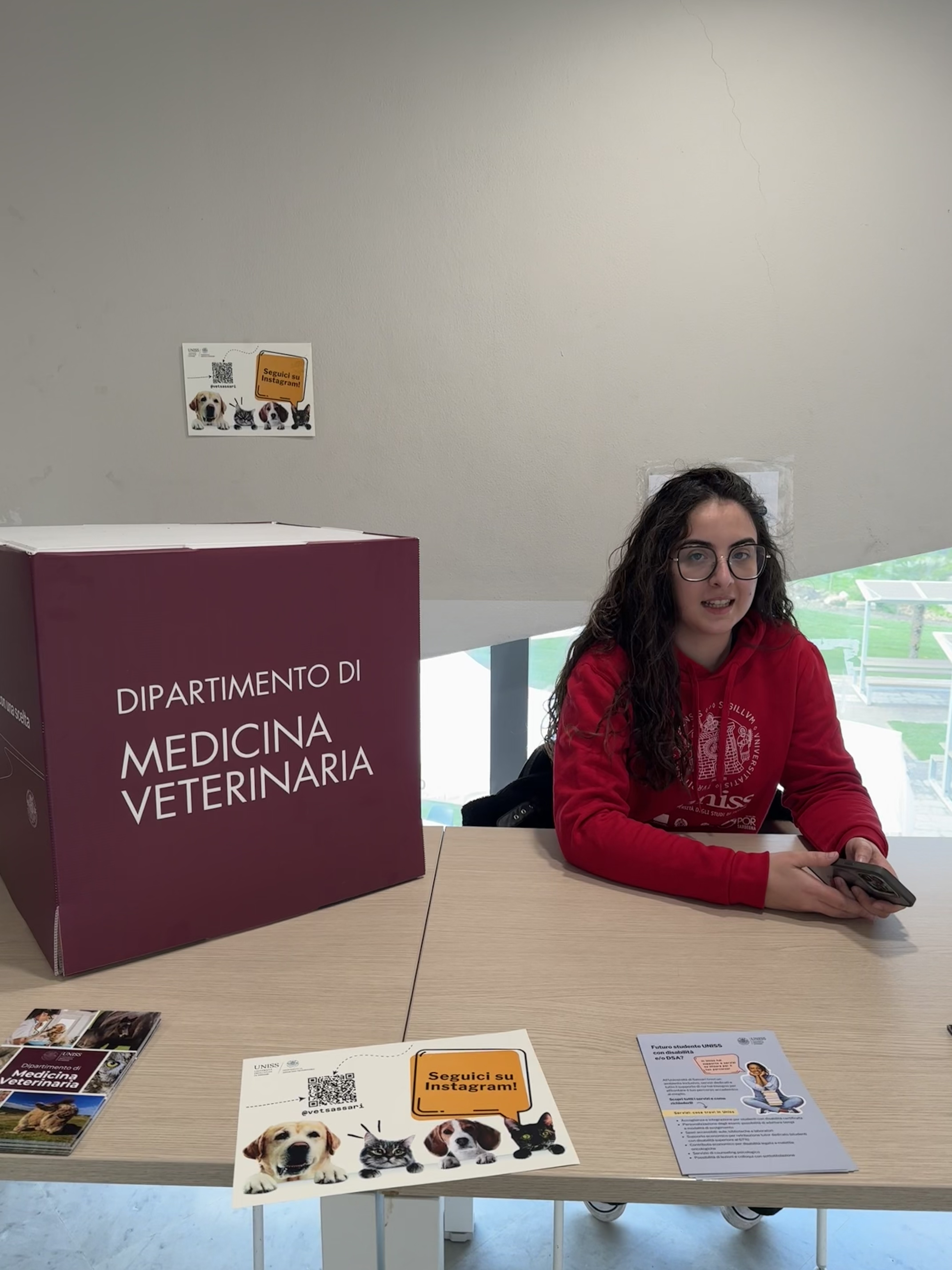 Studentessa del Dipartimento di Medicina veterinaria durante le Giornate dell'Orientamento 2026