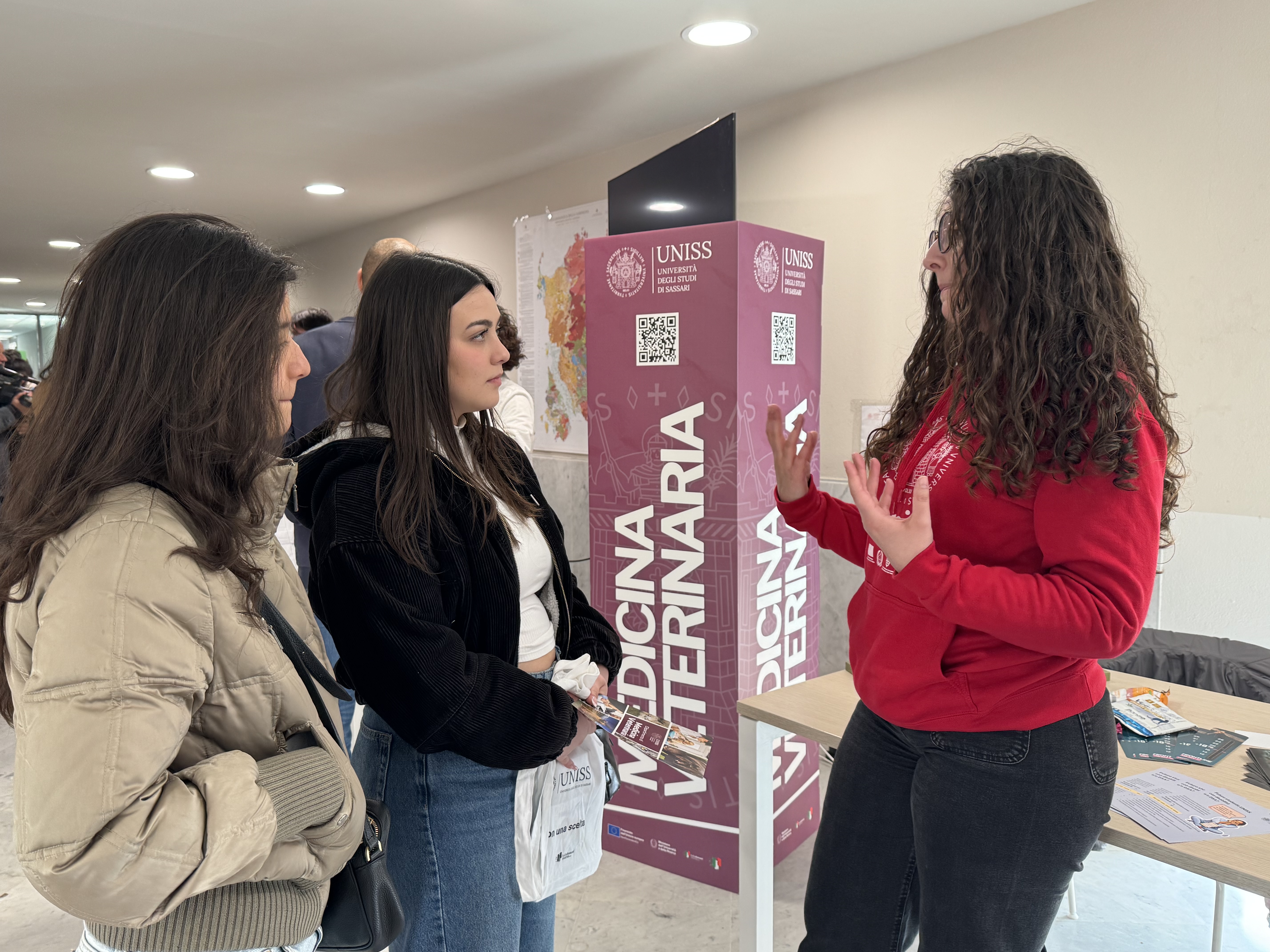 Studentessa del Dipartimento di Medicina veterinaria durante le Giornate dell'Orientamento 2026 mentre parla con alcune studentesse delle scuole superiori