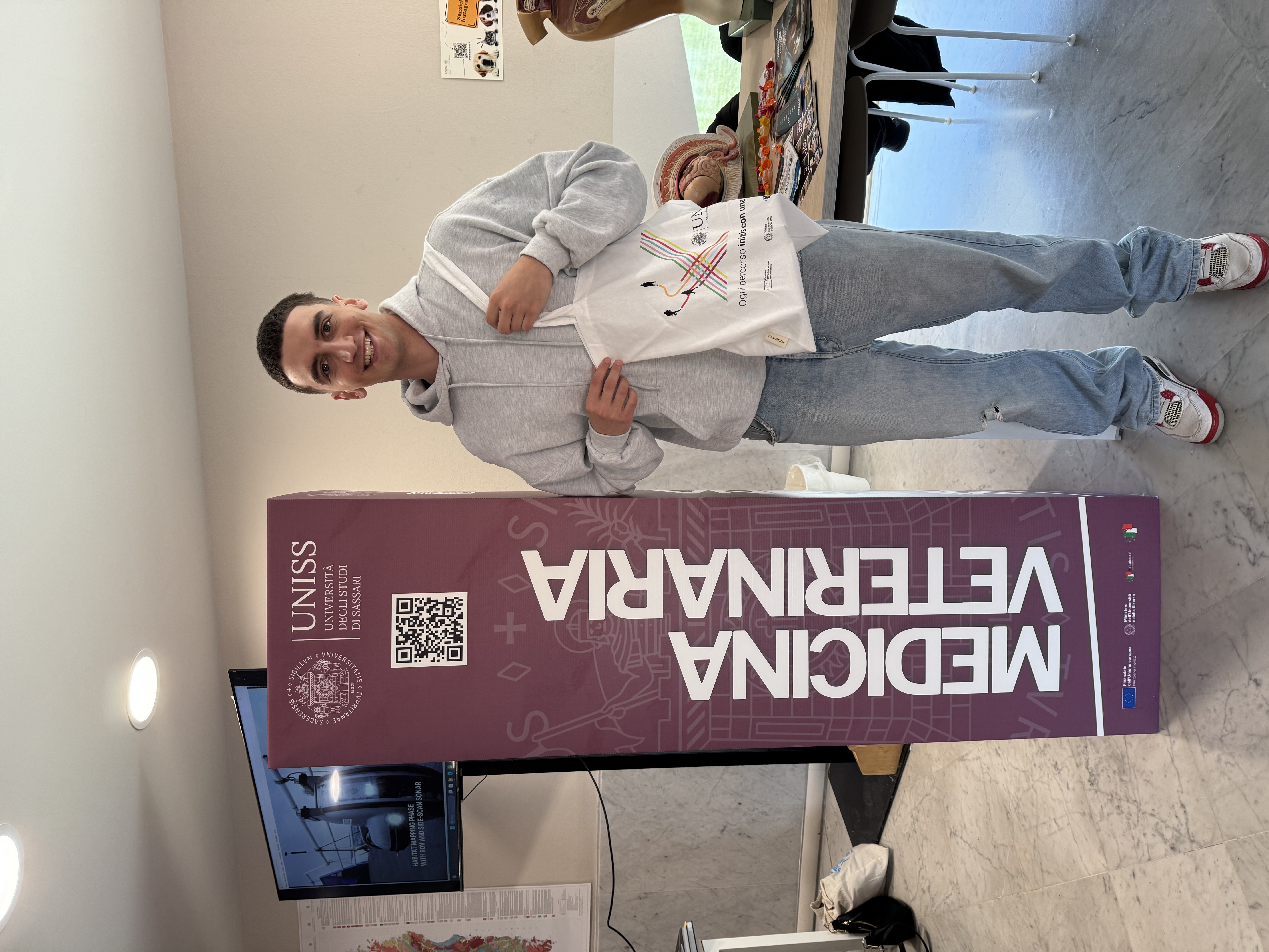 Studente del Dipartimento di Medicina Veterinaria di Sassari durante le Giornate dell'Orientamento