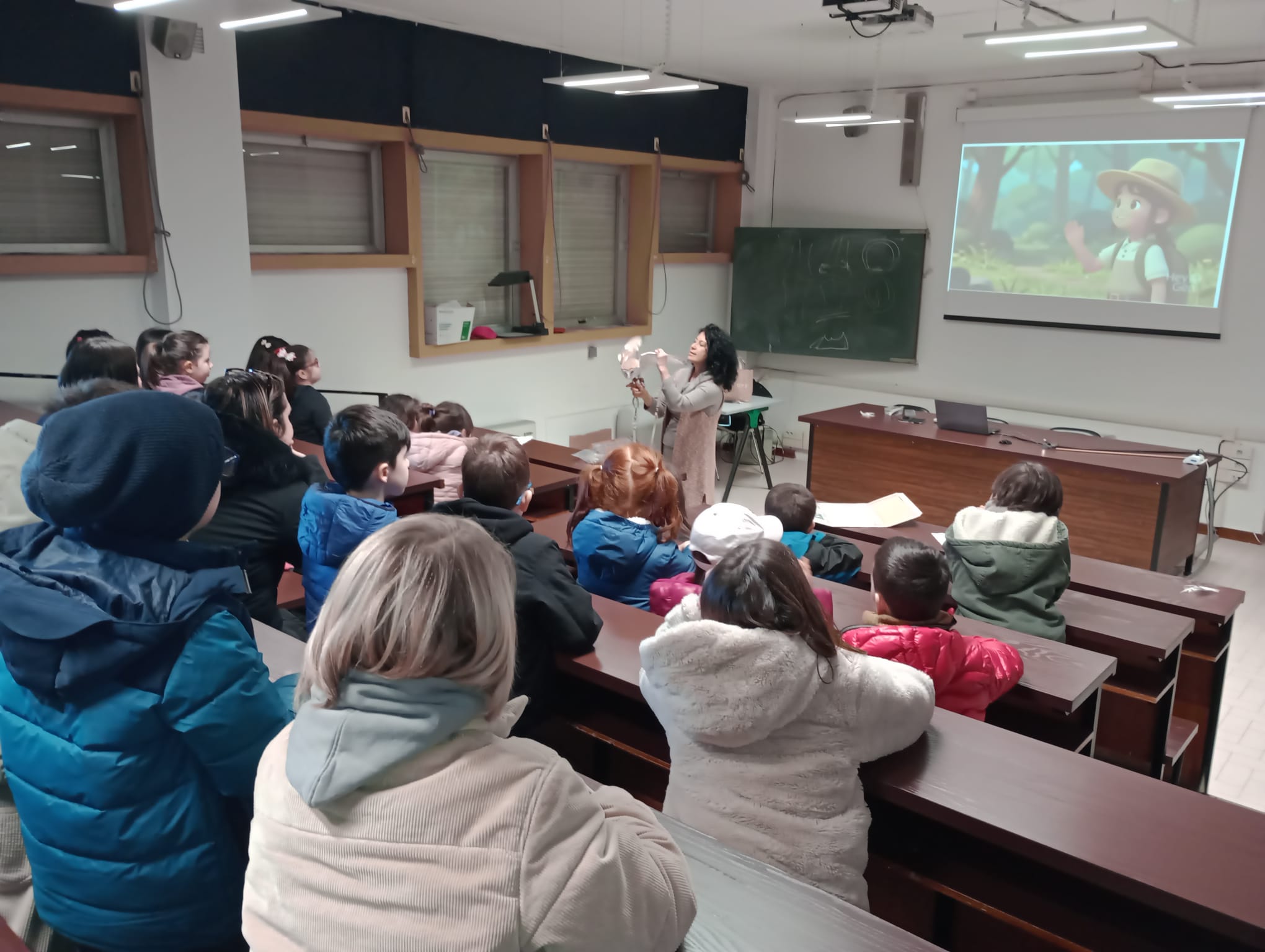 Lezione sui rapaci con dimostrazione in aula durante la visita della scuola primaria al Dipartimento di Medicina Veterinaria di Sassari.