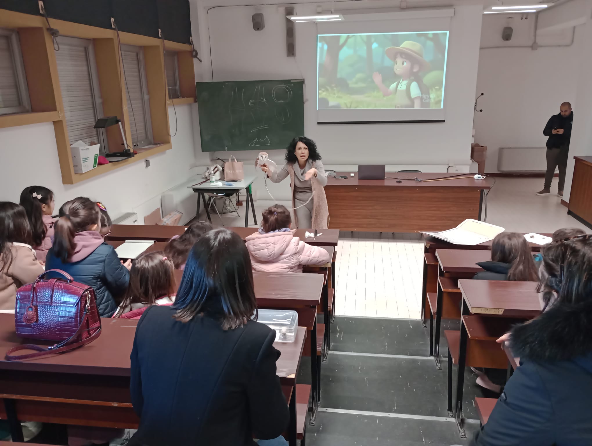 Lezione sui rapaci con dimostrazione in aula durante la visita della scuola primaria al Dipartimento di Medicina Veterinaria di Sassari.