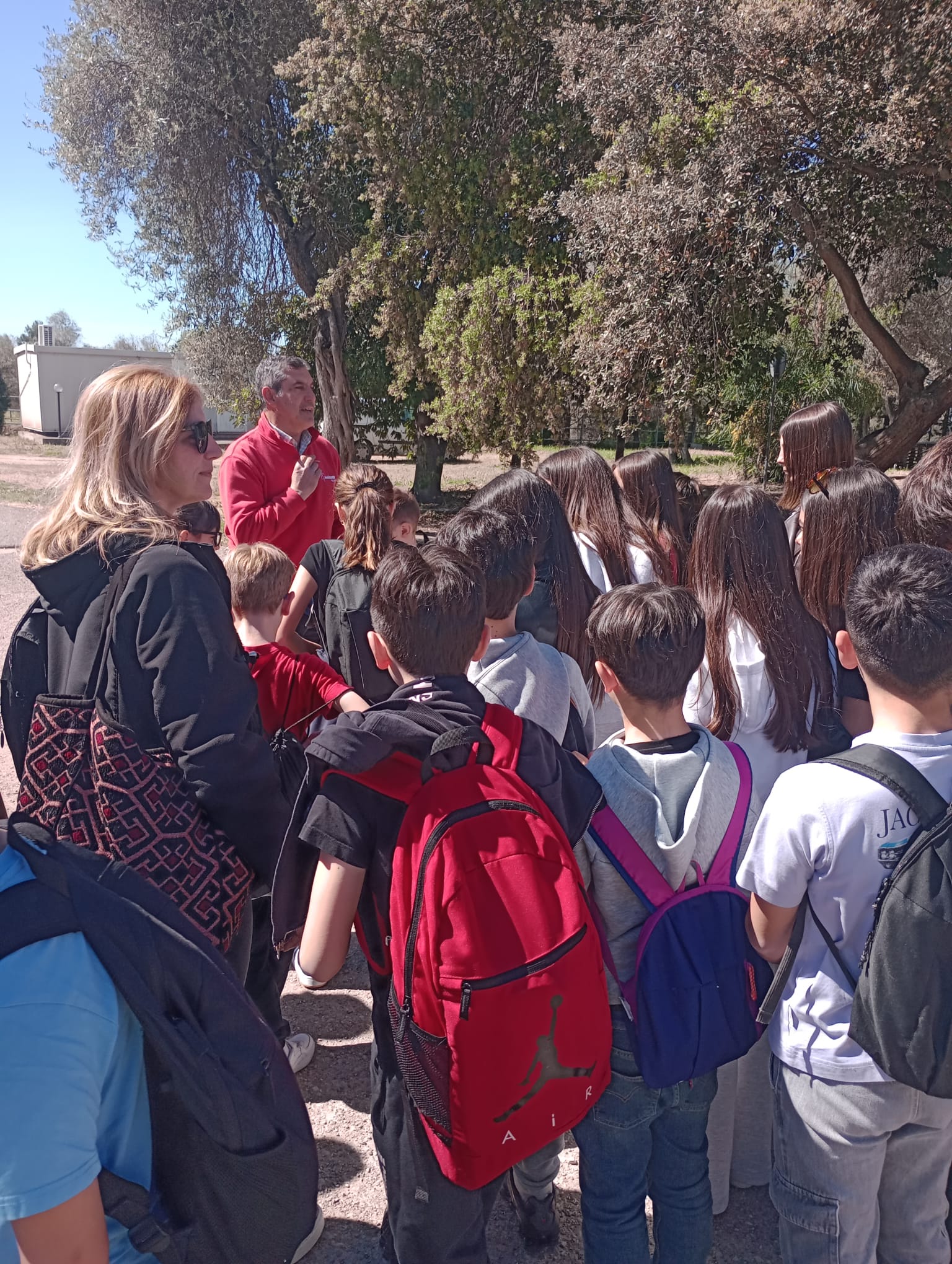 Studenti in ascolto di una spiegazione durante la visita agli animali ospitati negli spazi del Dipartimento