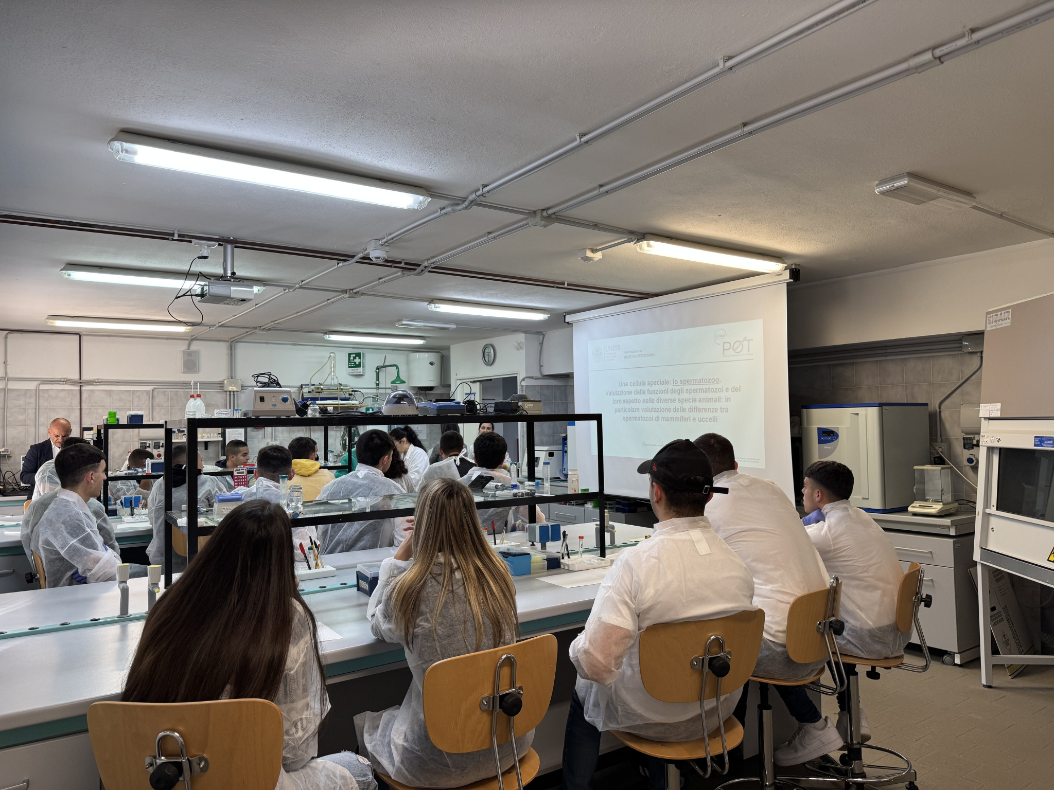Studentesse e studenti assistono a una lezione introduttiva sulle cellule riproduttive animali nel laboratorio di fisiologia