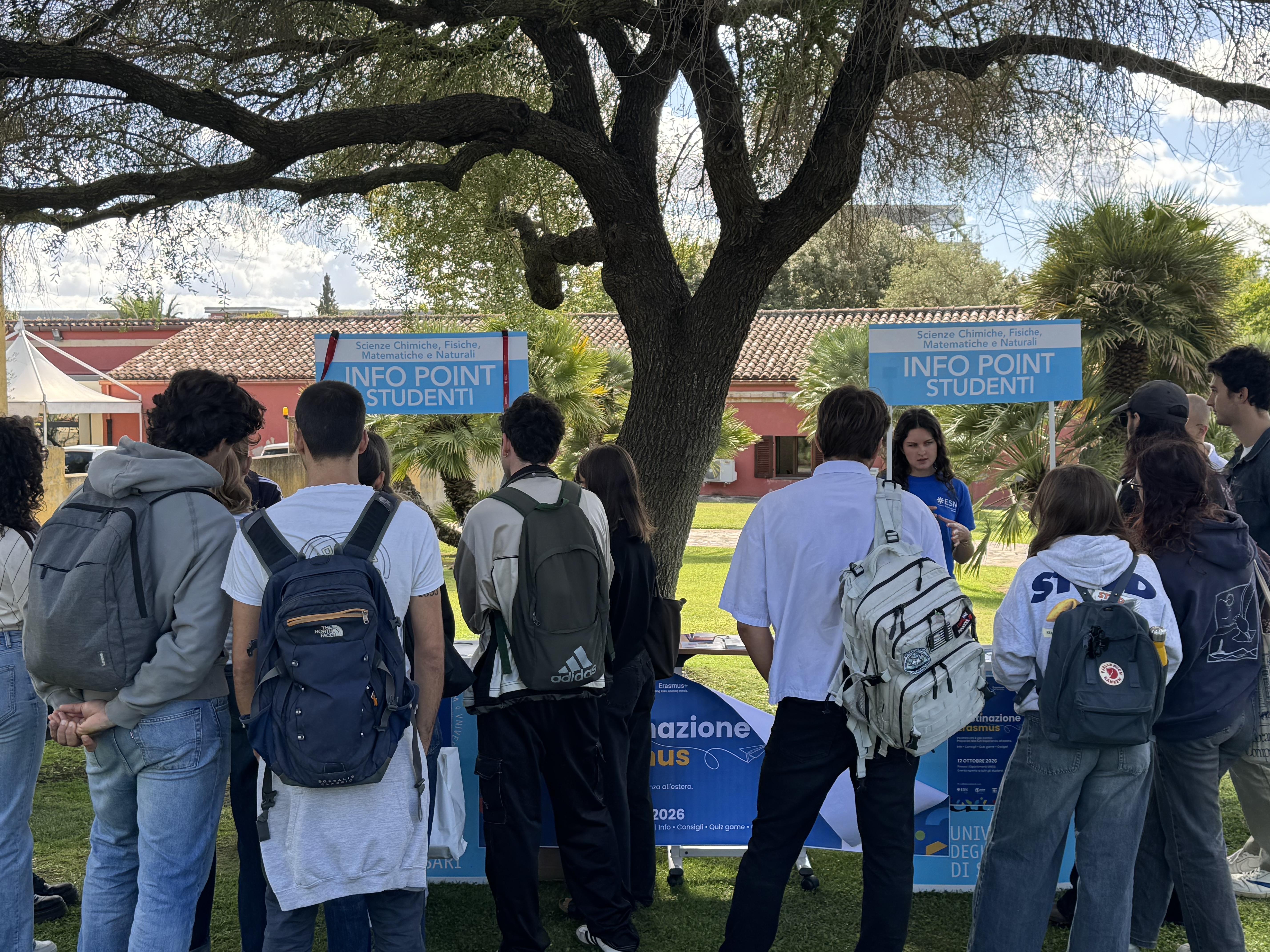 Un gruppo di studentesse e studenti si raccoglie davanti agli info point di Destinazione Erasmus per ricevere informazioni sulle opportunità di mobilità internazionale.