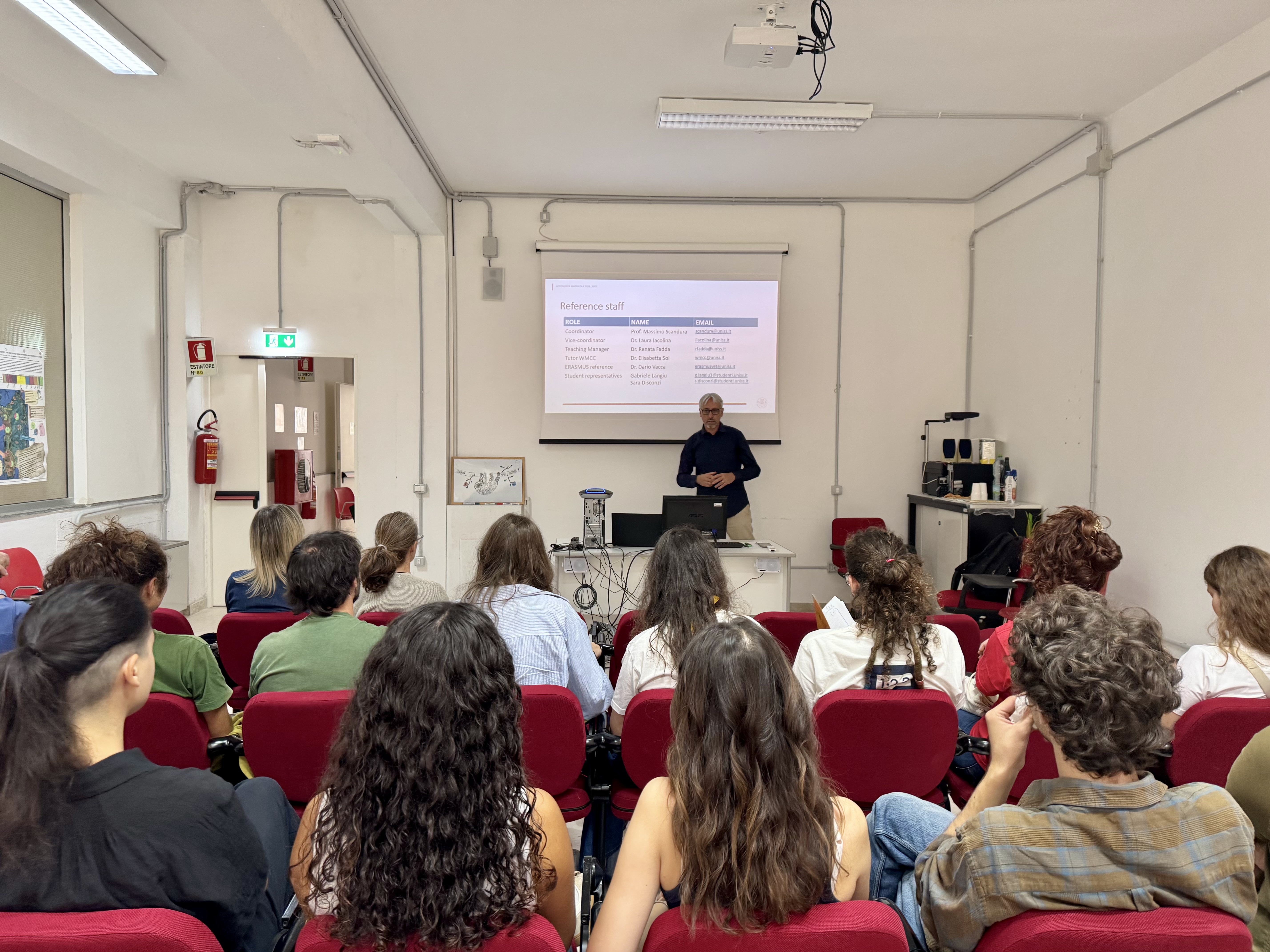 Welcome Day del corso internazionale in Wildlife Management, Conservation and Control: le nuove studentesse e i nuovi studenti in aula durante la presentazione del personale di riferimento del corso.