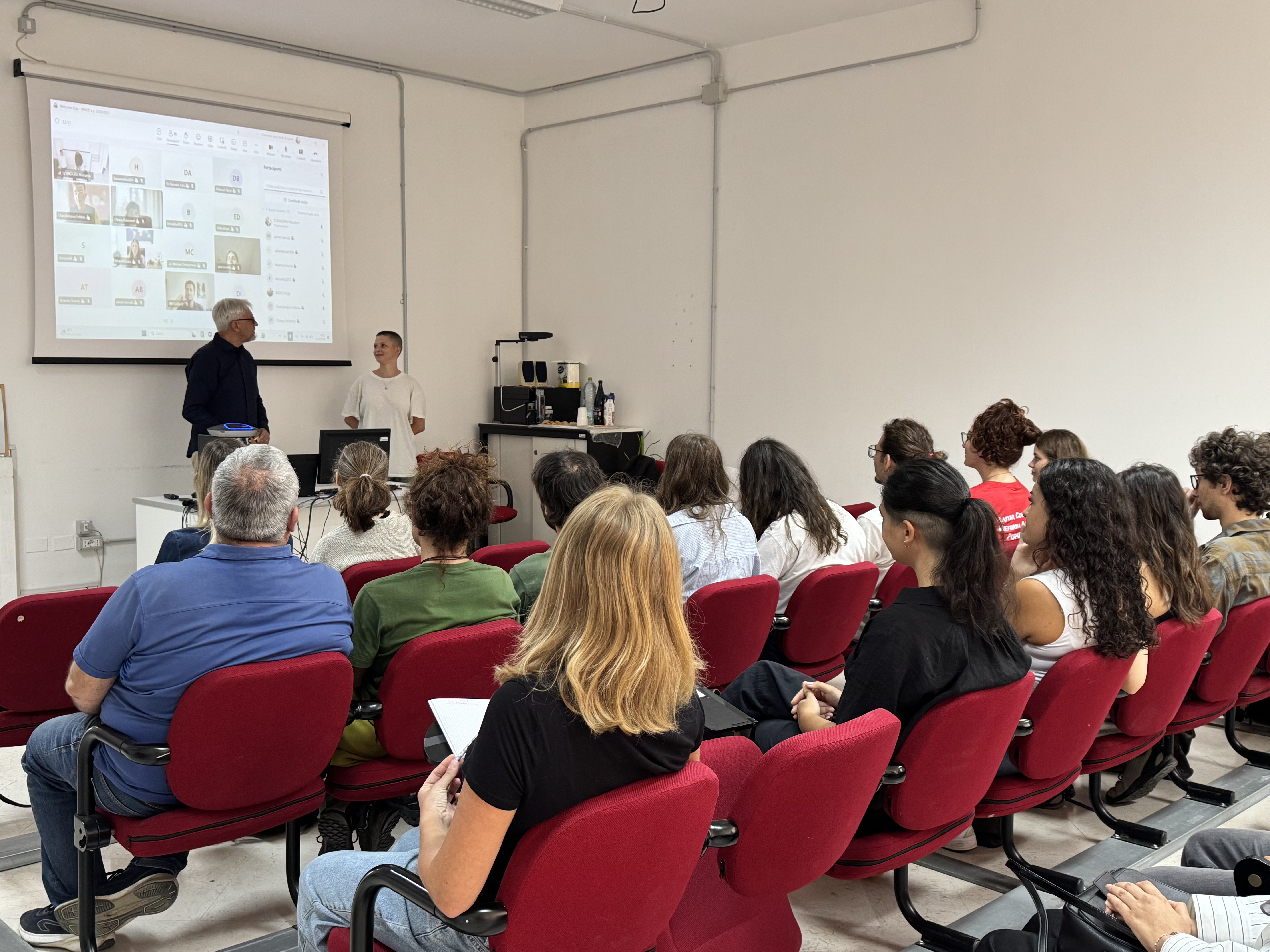 Un momento del Welcome Day del corso internazionale in Wildlife Management, Conservation and Control, con studentesse, studenti e personale del Dipartimento di Medicina Veterinaria riuniti in aula.