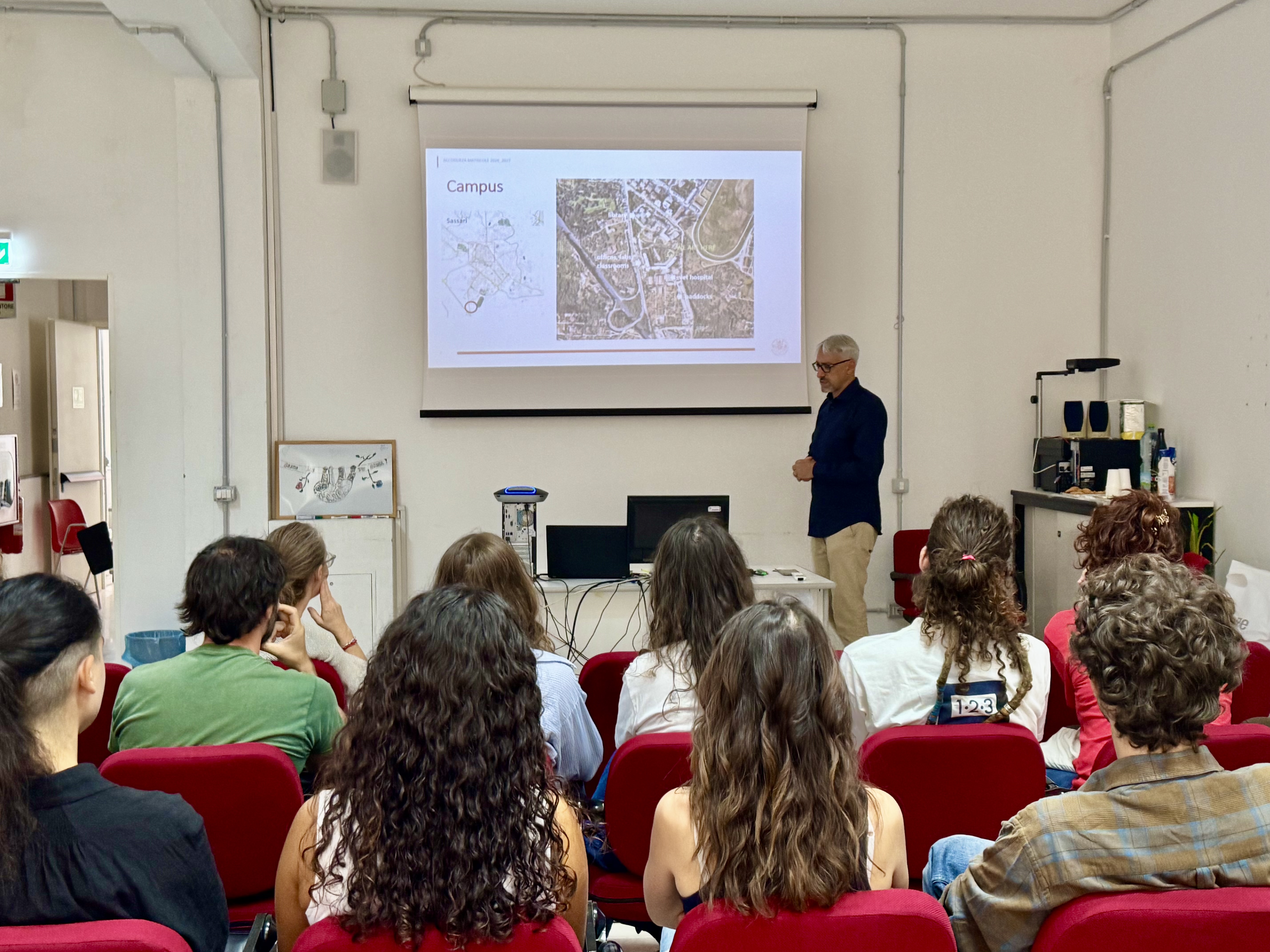 Studentesse e studenti del corso internazionale in Wildlife Management, Conservation and Control durante il Welcome Day, mentre seguono una presentazione dedicata al campus e alle strutture universitarie.