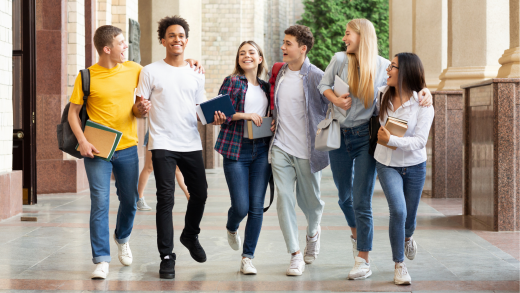 Gruppo di Studenti e studentesse che camminano nel chiostro dell'Università