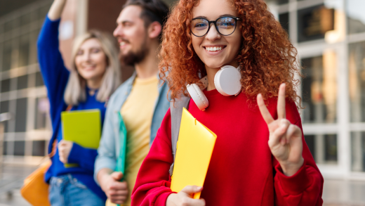 Studentessa che fa il segno di vittoria