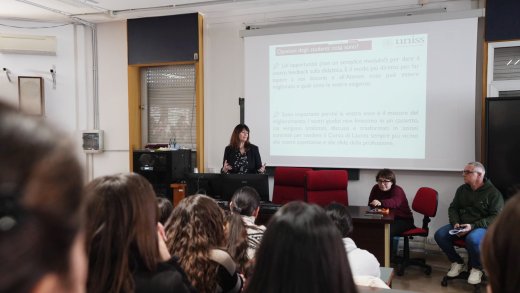 Studenti e docenti del dipartimento di Medicina Veterinaria in Aula Manunta durante l'incontro