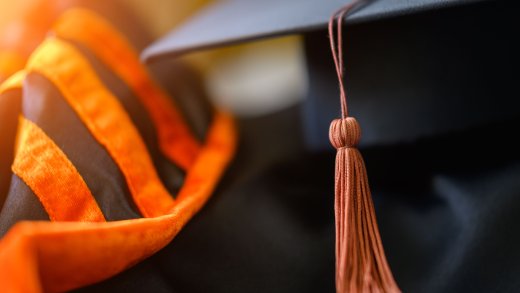 Immagine con Tocco da laurea nero con nappina,