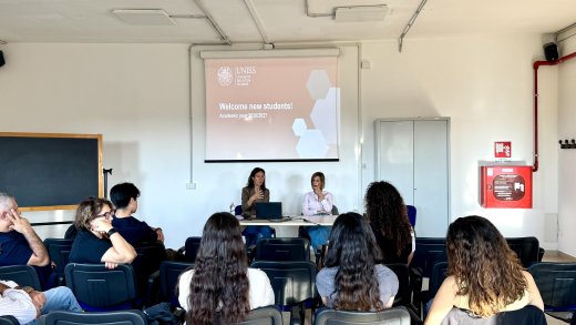 Due relatrici alla cattedra incontrano le studentesse e gli studenti di Biotechnology for Human and Animal Health, sotto la slide di benvenuto dell’Università di Sassari.